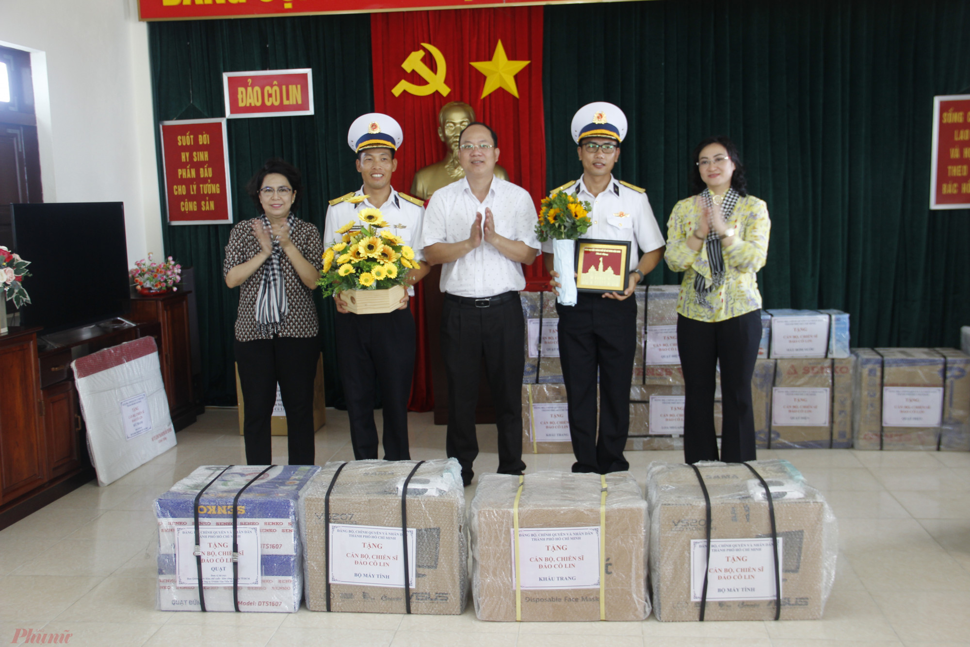Lãnh đạo TPHCM tặng quà cho cán bộ, chiến sĩ đảo Cô Lin.