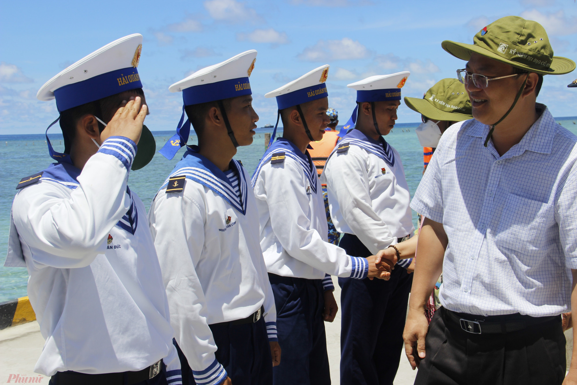 Phó Bí thư Thành ủy TPHCM Nguyễn Hồ Hải gặp gỡ các chiến sĩ trên đảo Tốc Tan A.