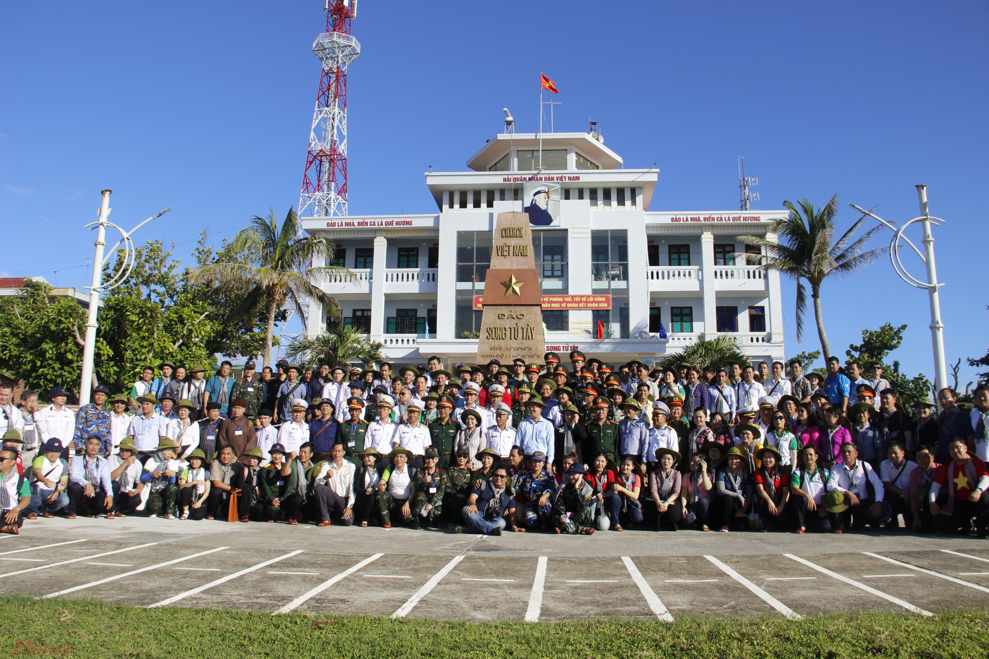 Đoàn công tác số 9 chụp ảnh lưu niệm tại đảo Song Tử Tây.