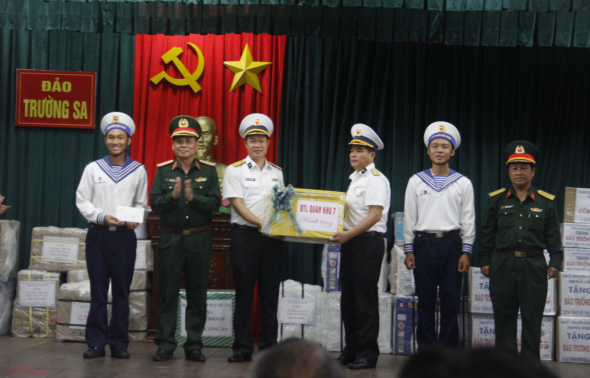 Bộ Tư lệnh Quân khu 7 tặng quà cho cán bộ, chiến sĩ tại đảo Trường Sa.