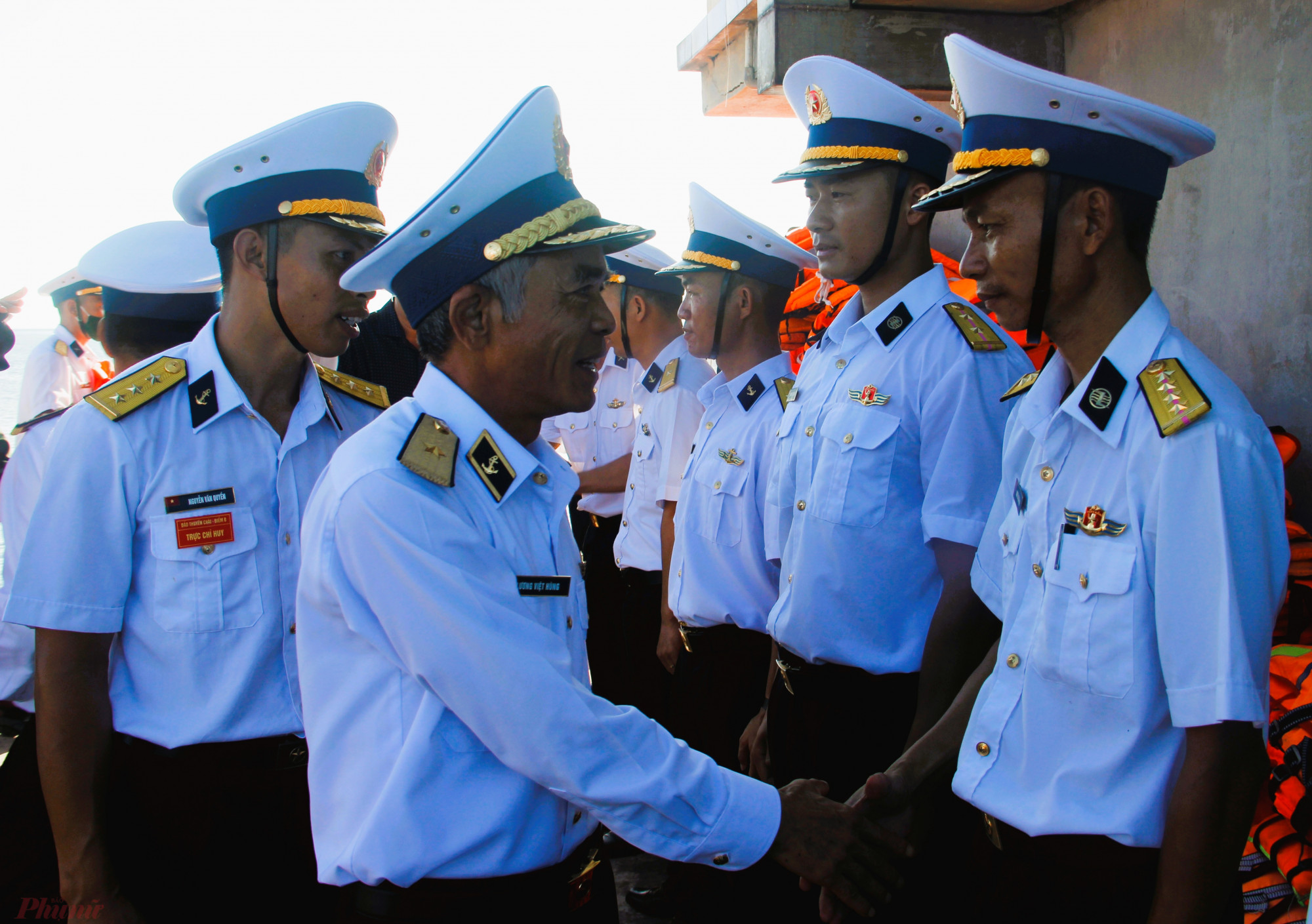 Chuẩn đô đốc Lương Việt Hùng gặp gỡ, động viên cán bộ, chiến sĩ trên đảo Thuyền Chày B.