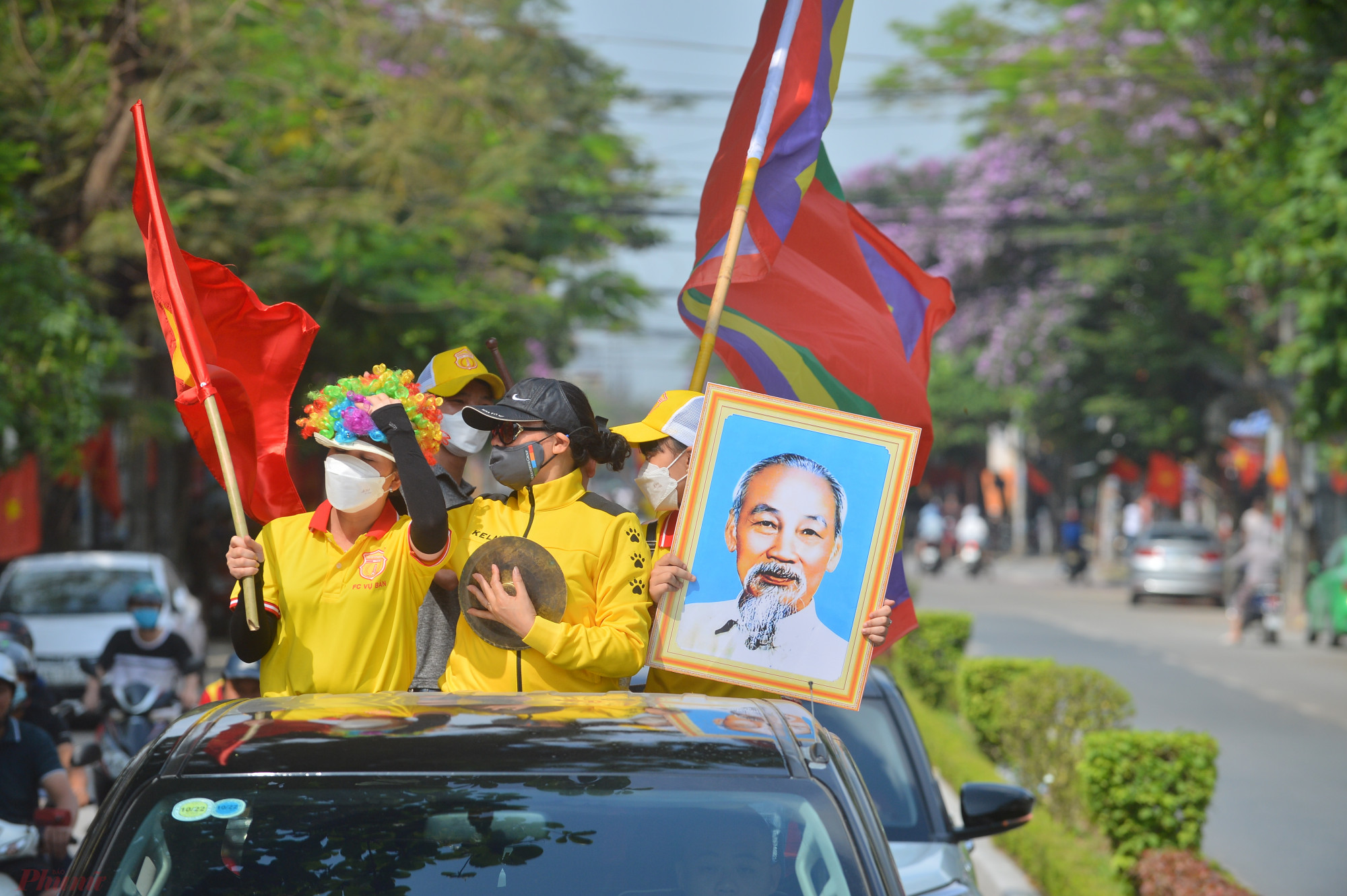  Ghi nhận của Phóng viên, ngay từ sáng sớm, rất đông các CĐV của tỉnh Nam Định đã có cổng chính sân vận động Thiên Trường