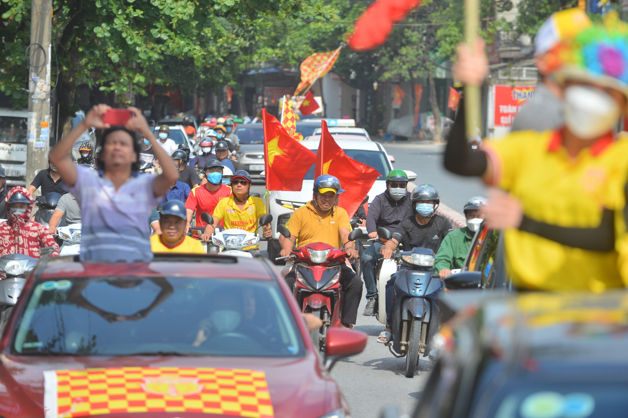 Đoàn diễu hành gồm hàng chục chiếc xe ô tô và hàng trăm CĐV Nam Định