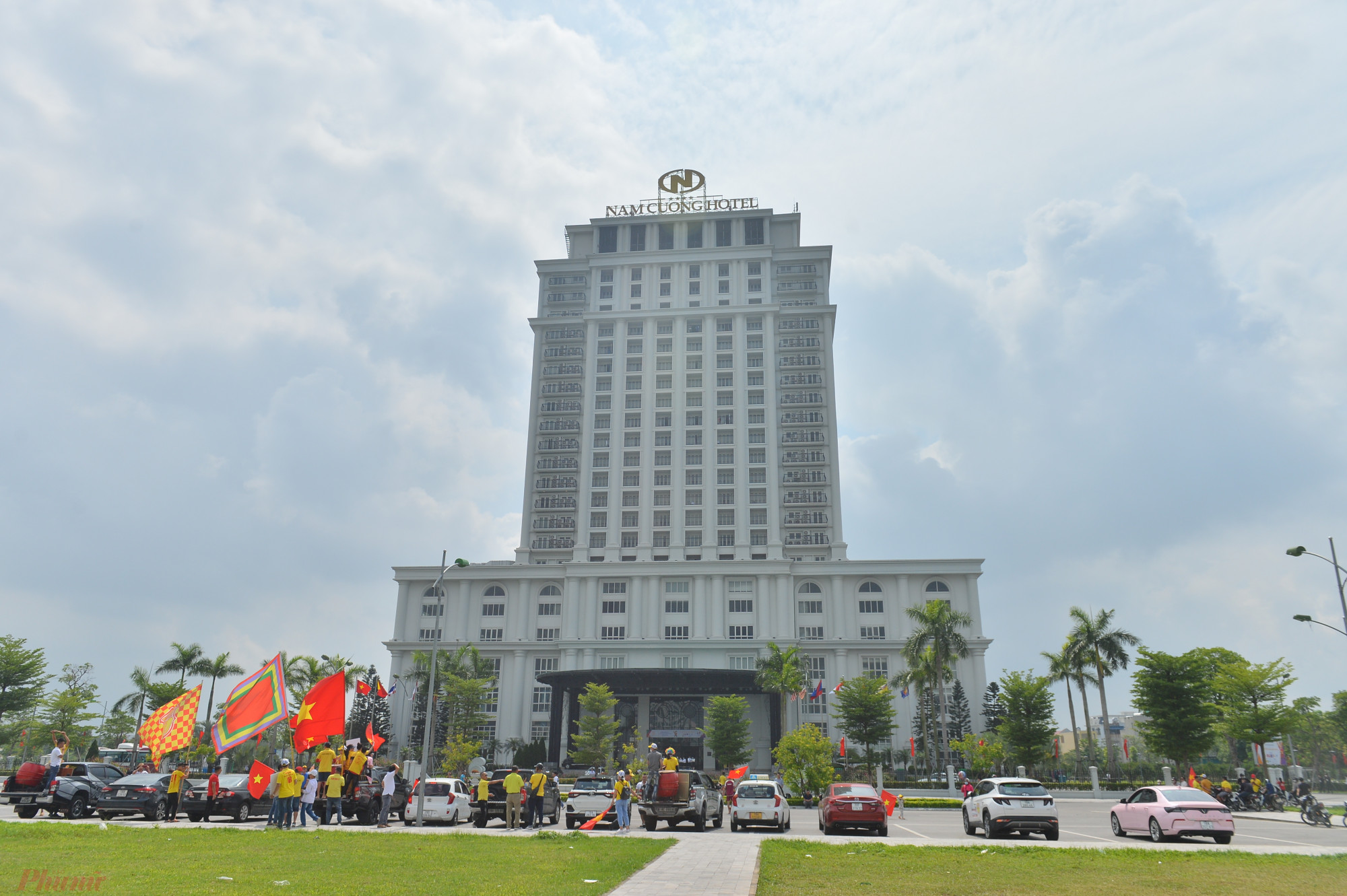 Sau khi đi từ SVĐ Thiên Trường, CĐV sẽ đi xung quanh thành phố Nam Định và dừng lại ở khách sạn Nam Cường - nơi ở của cầu thủ 2 đội U23 Thái Lan và Indonesia