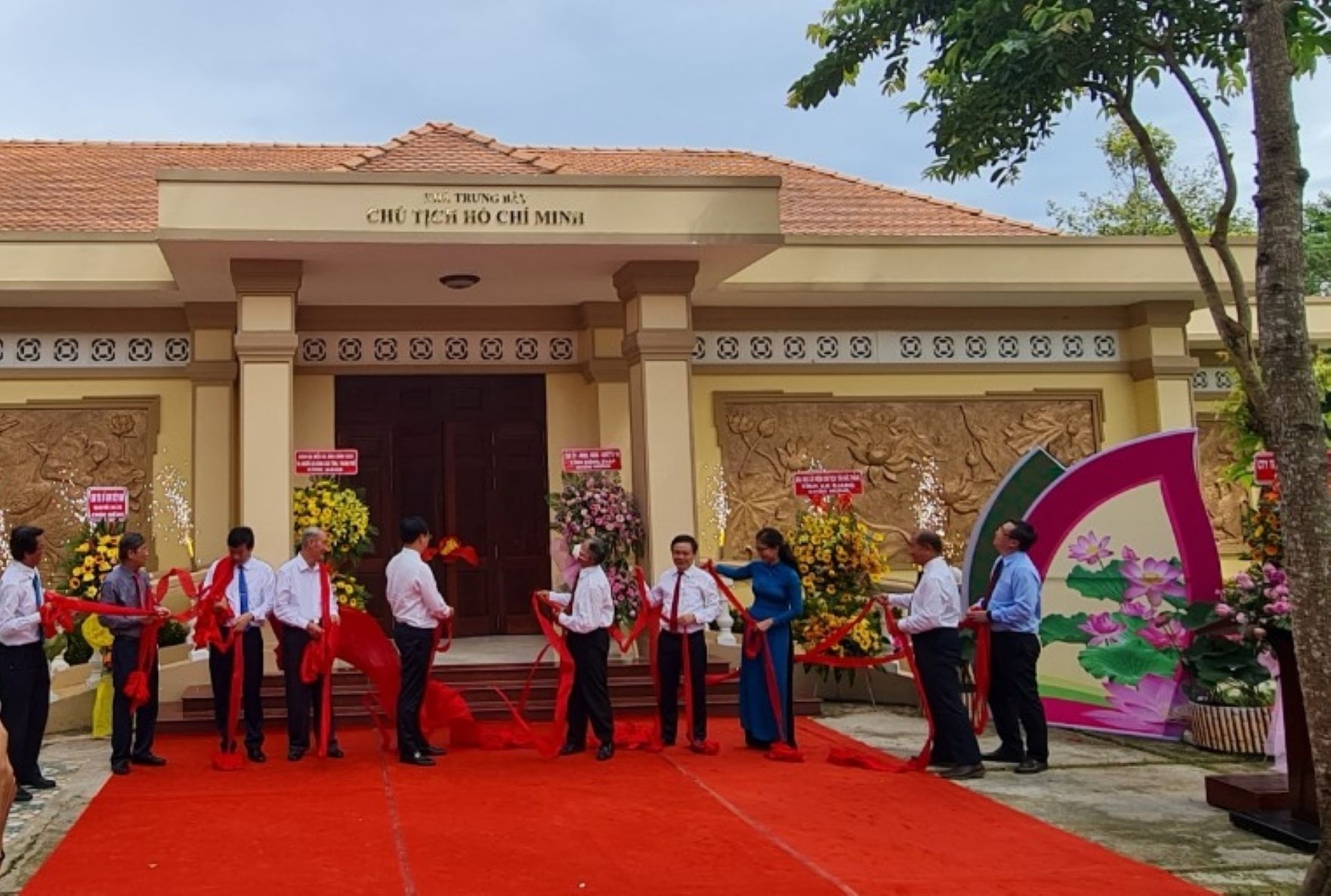 Lãnh đạo tỉnh Đồng Tháp thực hiện nghi thức khánh thành Nhà trưng bày Chủ tịch Hồ Chí Minh với cách mạng Việt Nam vào chiều 19/5