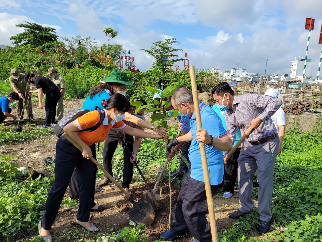 Hội LHPN Q.7 trồng cây vào khu khu đất hoang hóa, ngập rác tại KP.5 phường Tân Hưng để từng bước cải tạo thành công viên xanh cho người dân sử dụng