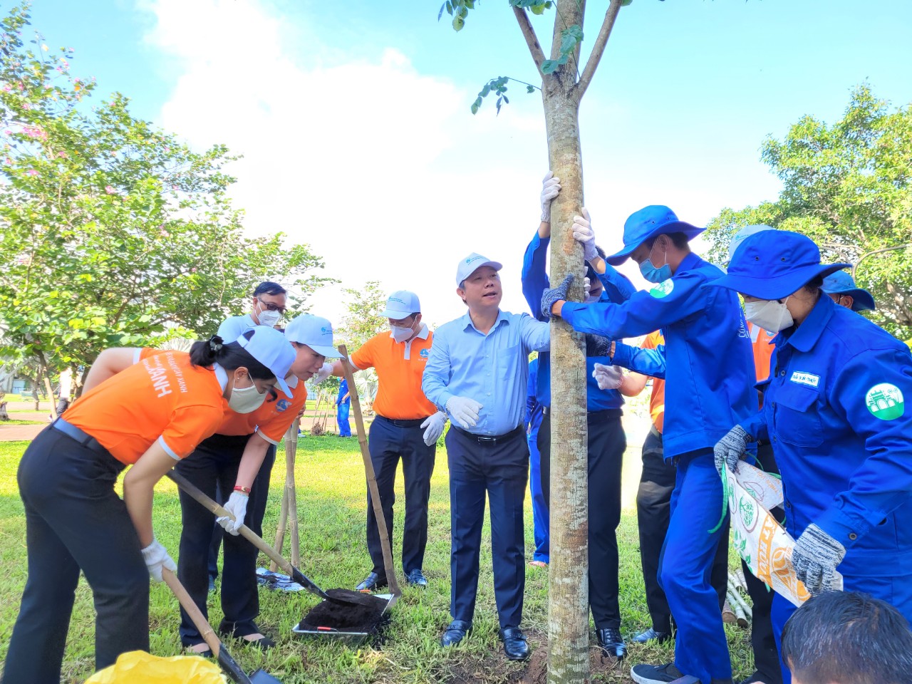 Phó Chủ tịch UBND TP.HCM (áo xanh) cùng lãnh đạo Hội LHPN TP.HCM và lãnh đạo Q. Bình Thạnh trồng những cây xanh đầu tiên để vận động các tầng lớp nhân dân cùng tham gia trồng cây để tăng cường mảng xanh đô thị 