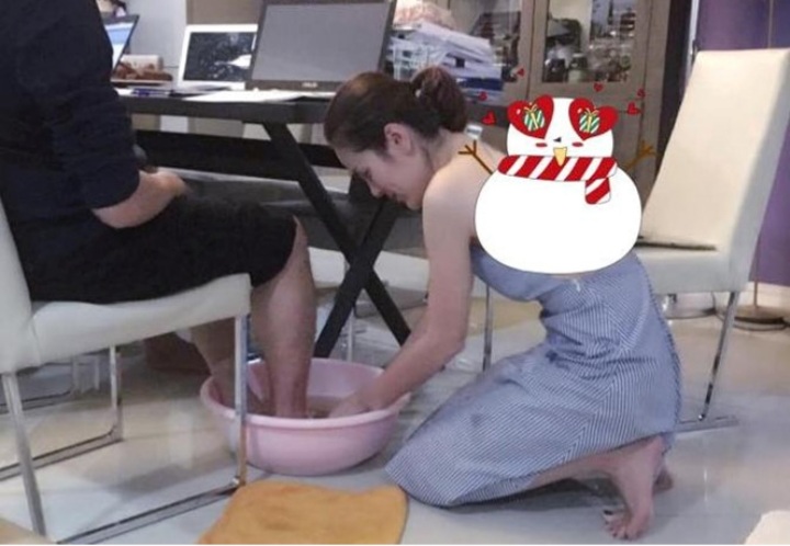 Hành động rửa chân cho chồng của Phương Lê gây nhiều tranh cãi