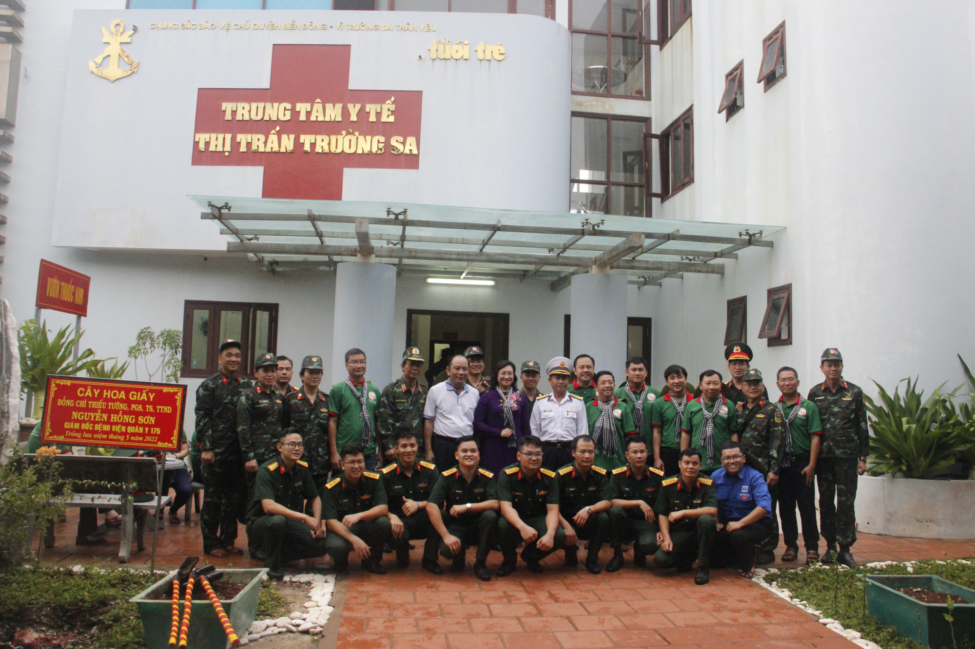 Phó Chủ tịch UBND TPHCM Phan Thị Thắng (đững giữa), thiếu tướng Nguyễn Hồng Sơn - Giám đốc Bệnh viện Quân y 175 (đứng thứ 6 từ trái qua) và đoàn y, bác sĩ TPHCM chụp hình lưu niệm tại Trung tâm y tế thị trấn Trường Sa.