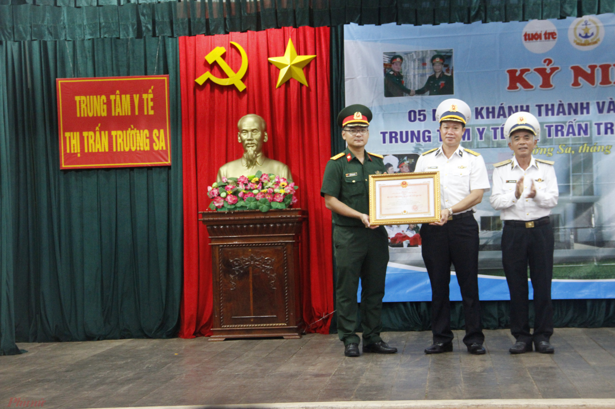 Chuẩn đô đốc Lương Việt Hùng, Phó tư lệnh Quân chủng Hải Quân đã thừa lệnh của Chủ tịch nước trao Huân chương Bảo vệ tổ quốc hạng 3 cho Trung tâm Y tế thị trấn Trường Sa.