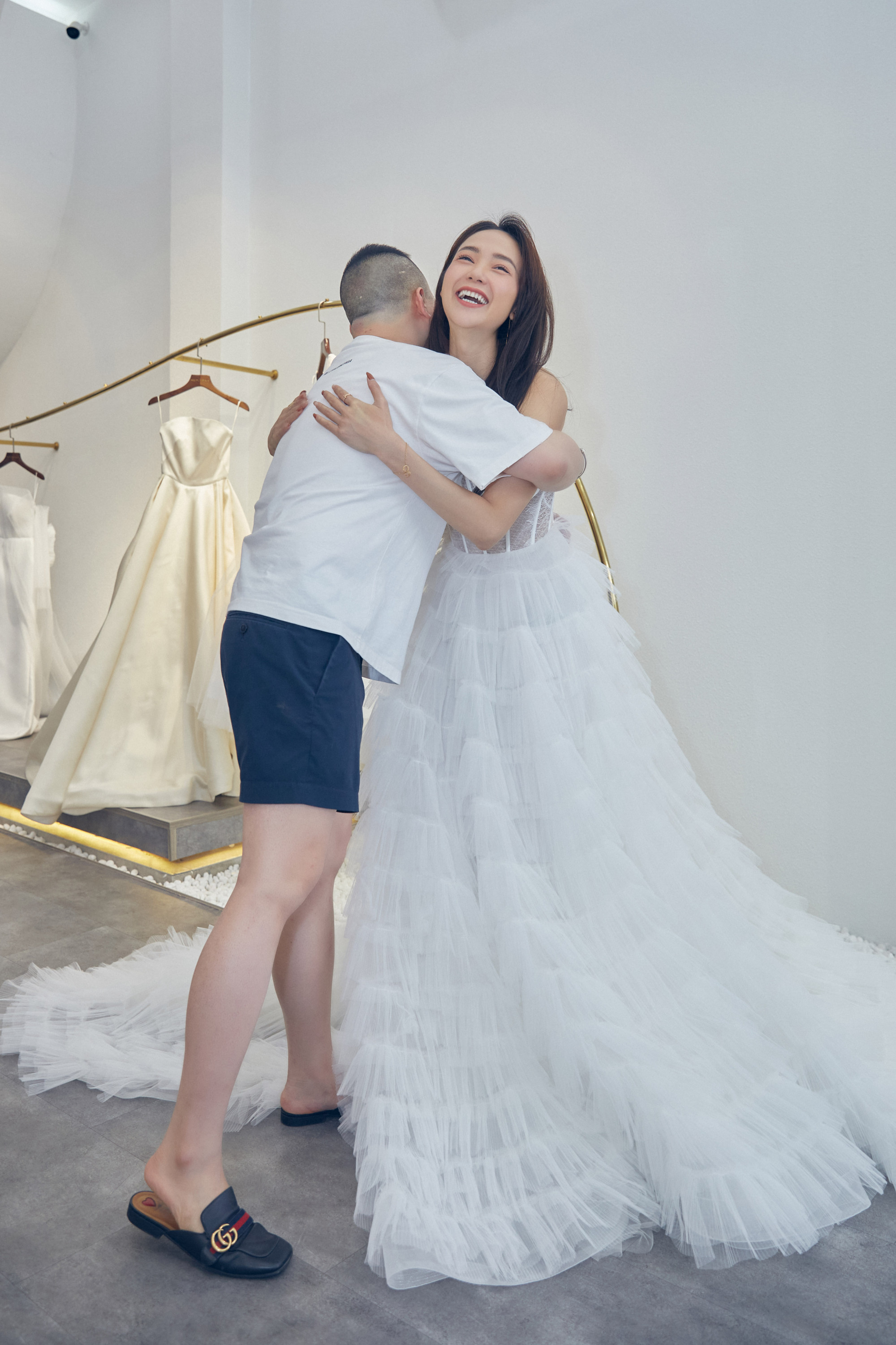 NTK Huy Trần cho biết với anh những chiếc váy này vô giá. Trước đây, trong một lần làm việc, NTK Huy Trần nói vui sau này sẽ thiết kế váy cưới cho Minh Hằng, nhưng hiện điều đó đã thành sự thật. 