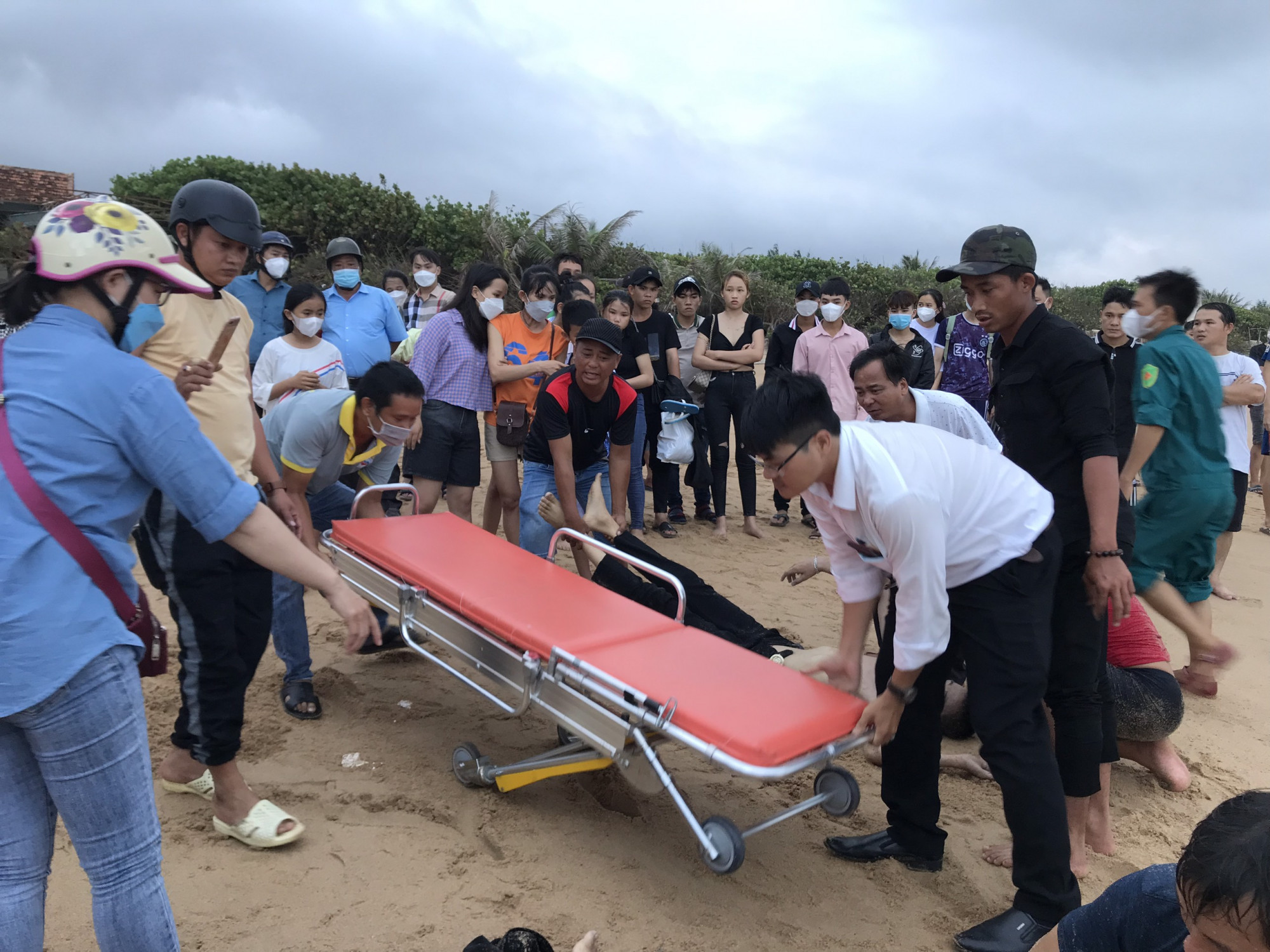 Trong số 3 nạn nhân bị đuối nước, lực lượng chức năng xác định 2 em đã tử vong và đưa đến Bệnh viện Đa khoa tỉnh Phú Yên.