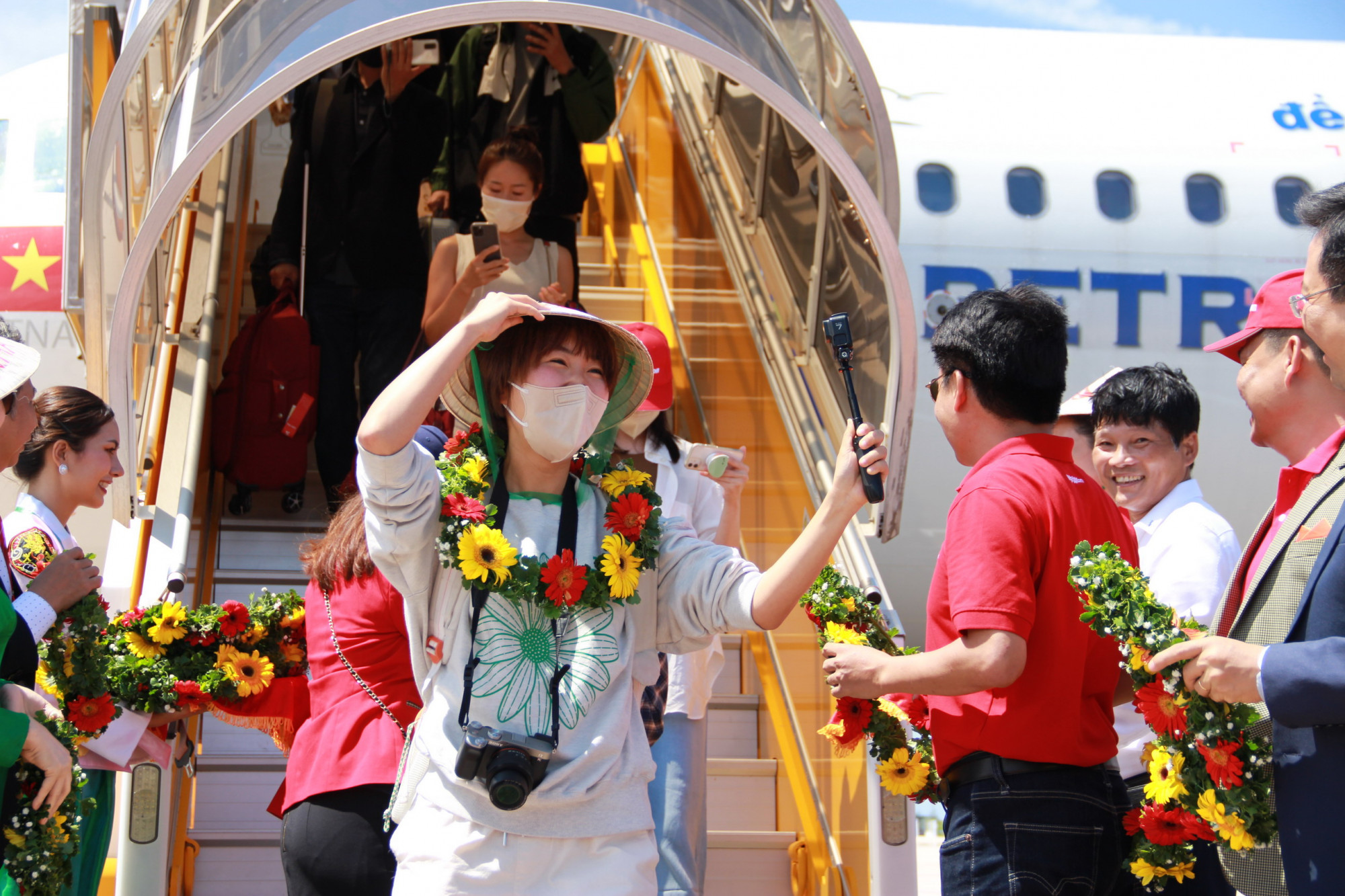 Du khách vui mừng khi đến du lịch tại tỉnh Khánh Hòa