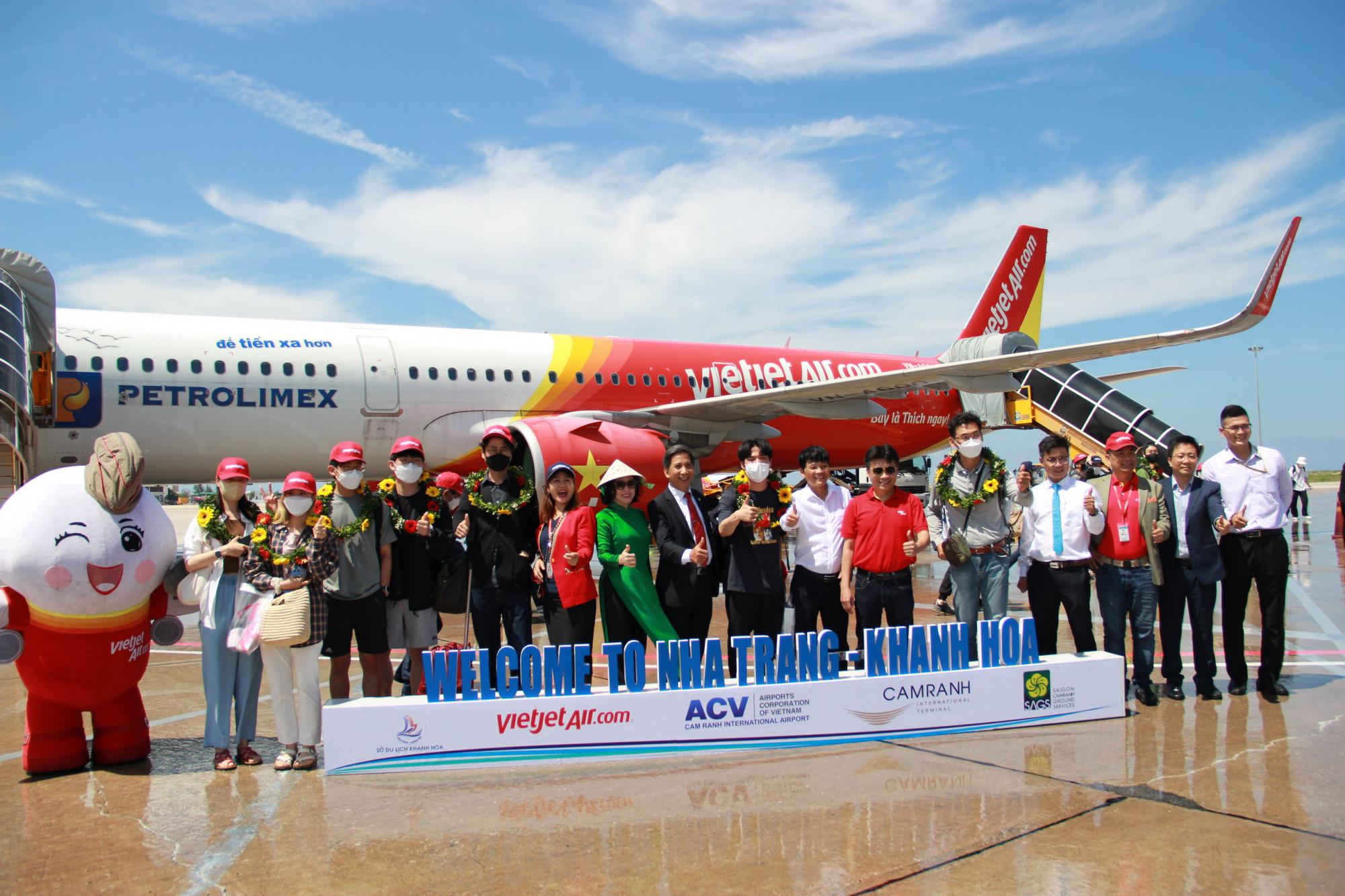 Đây là chuyến bay đầu tiên đưa khách Hàn Quốc đến Khánh Hòa từ sau khi mở cửa du lịch hoàn toàn.