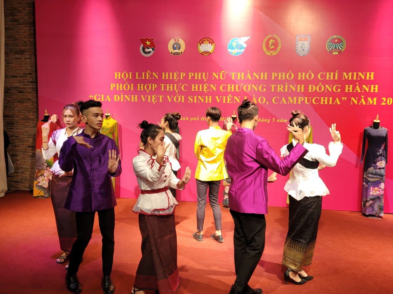 Các bạn sinh viên Lào - Campuchia cũng nhân hoạt động này đã giới thiệu những nét văn hóa đặc sắc của dân tộc mình thông qua điệu múa truyền thống