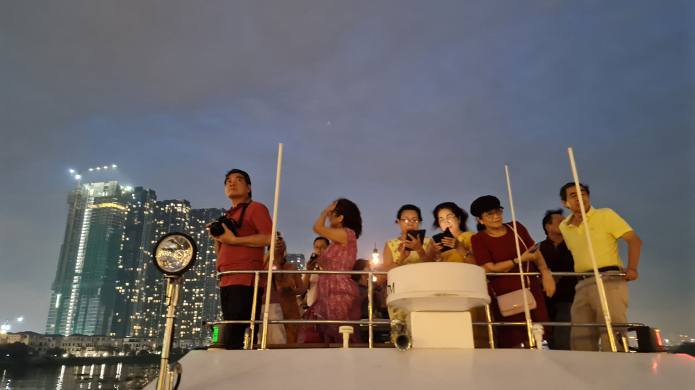 Những du khách đầu tiên trải nghiệm tour du thuyền trên sông Sài Gòn vào chiều 19/5. 
