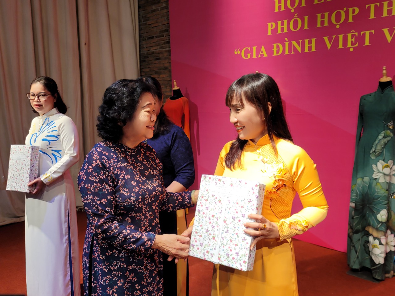Bà Trịnh Thị Thanh - Phó Chủ tịch Hội LHPN TP.HCM trân trọng đón nhận chiếc áo dài được Nguyên Phó Chủ tịch nước Cộng hòa xã hội Chủ nghĩa Việt Nam Trương Mỹ Hoa đã trao tặng.  