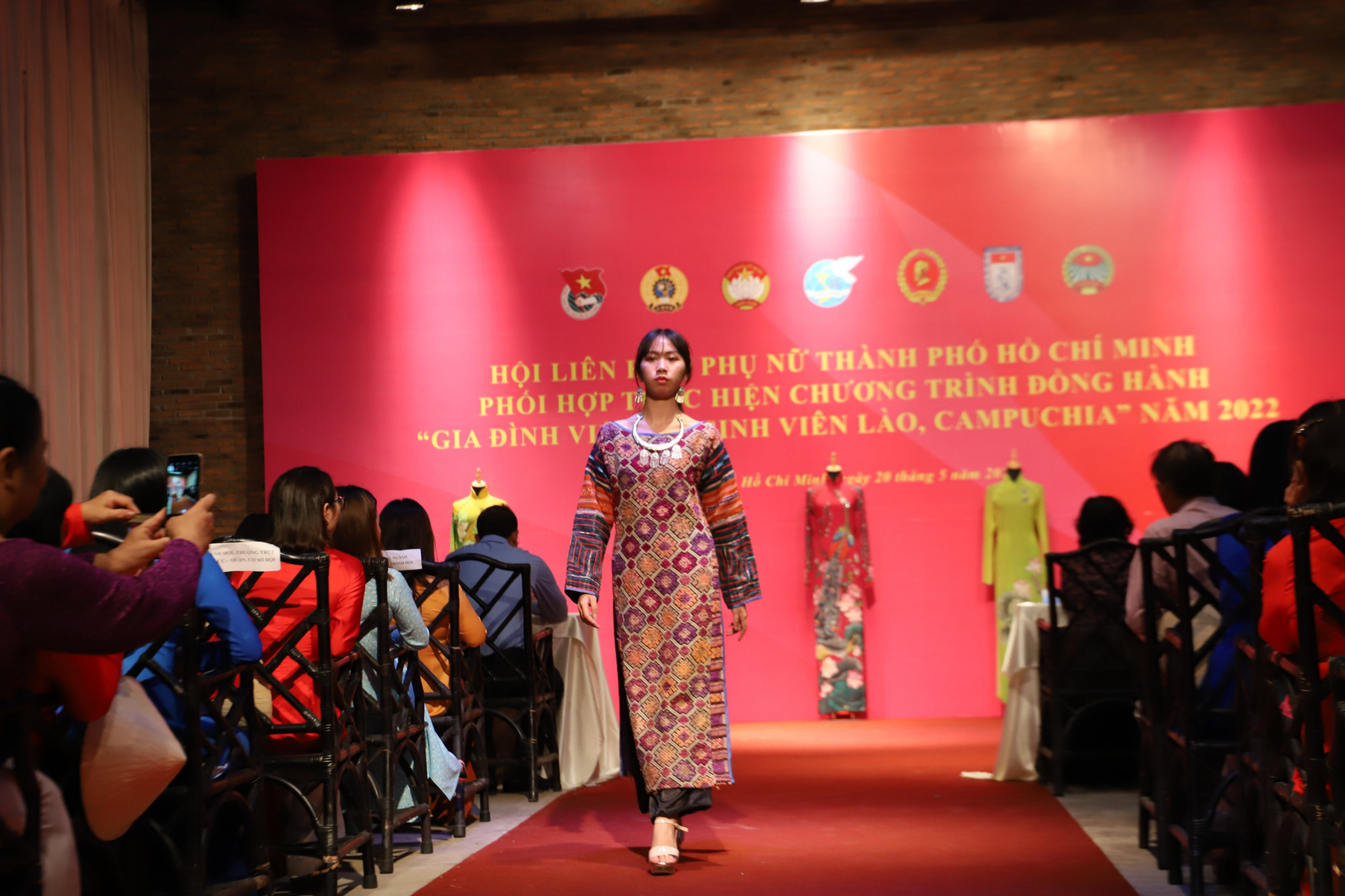 Hoạt động trình diễn áo dài Việt Nam từ cổ điển cho đến hiện đại do Bảo tàng Áo dài Việt Nam thực hiện