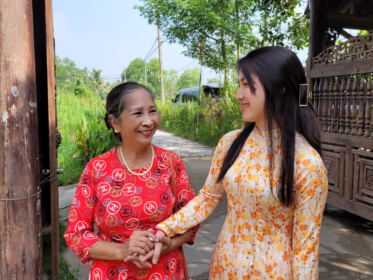 Lasammee Soulita nắm tay mẹ nuôi không rời tại sự kiện. Soulita cho biết, cô được gia đình bà Lê Minh Huệ (P.13, Q.10) nhận nuôi hơn một tháng nay và yêu thương, chăm sóc như người nhà. Bà luôn tạo điều kiện để các sinh viên hiểu về lối sống sinh hoạt, phong tục và các món ăn người Việt.