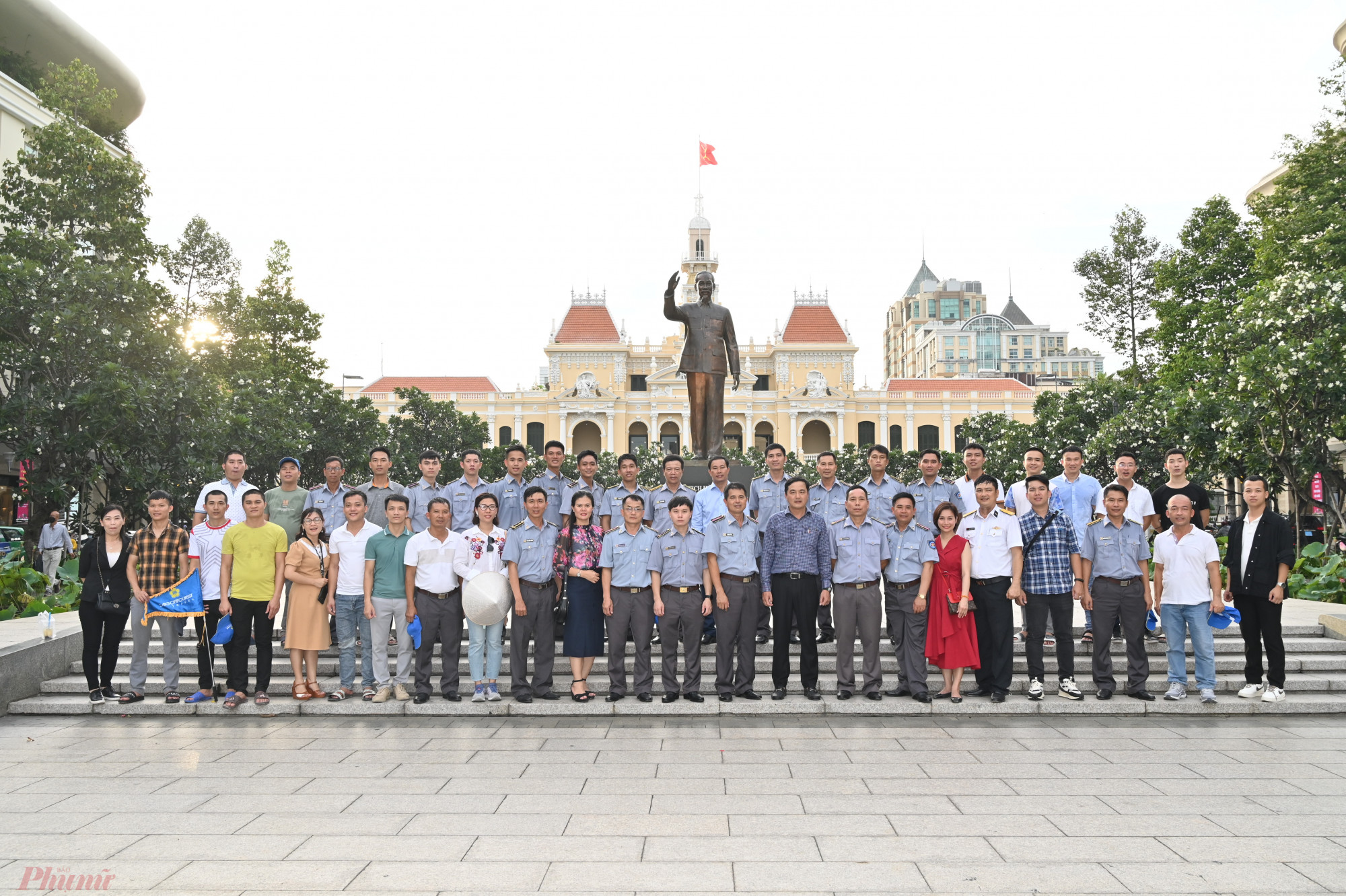 Các cán bộ, thủy thủ tàu KN-290 và một số đại biểu Đoàn công tác số 9 chụp hình lưu niệm ở phố đi bộ Nguyễn Huệ.