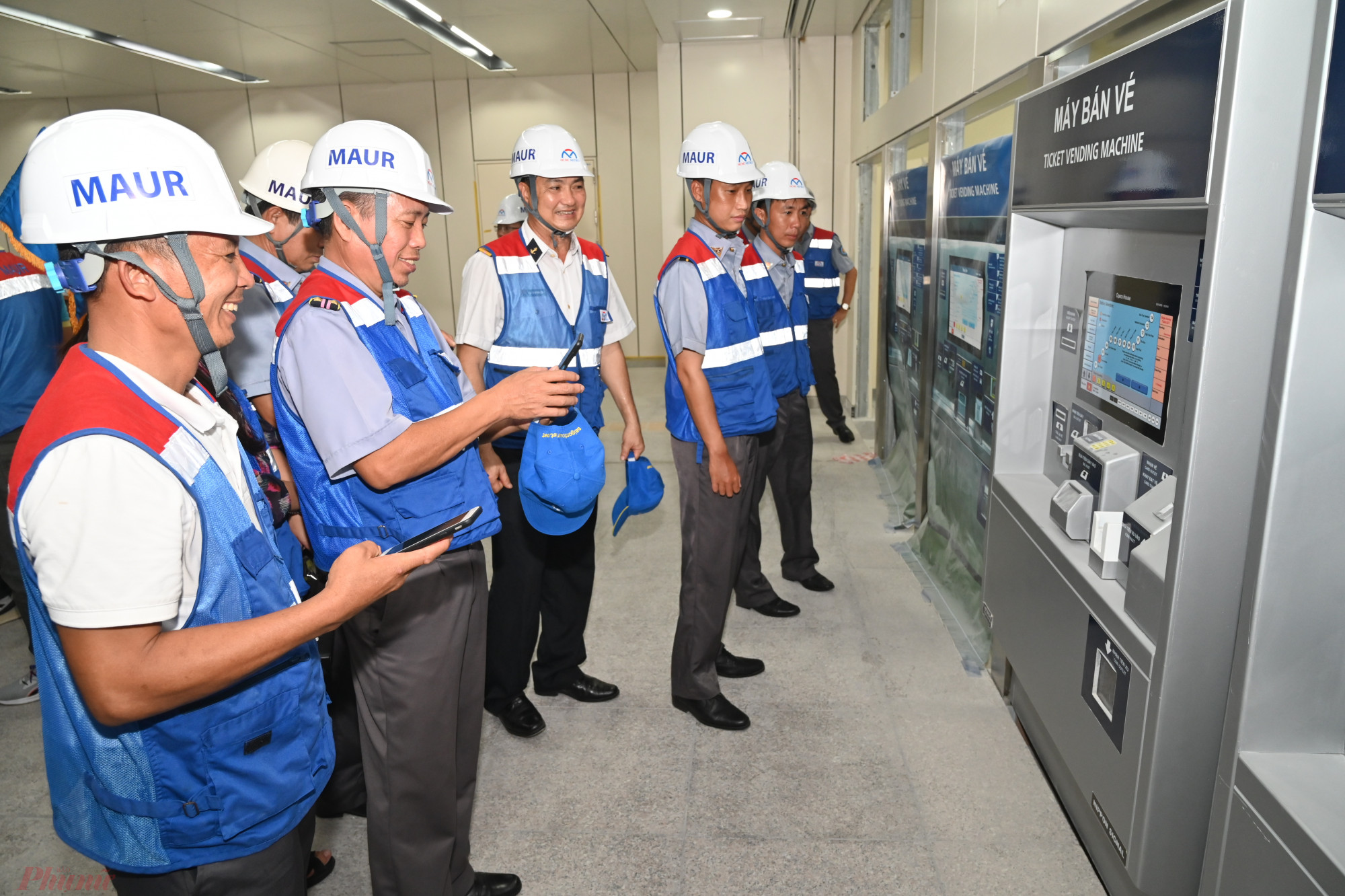 Nhiều cán bộ tàu Kiểm ngư hào hứng khi lần đầu được tham quan tuyến Metro của TPHCM.