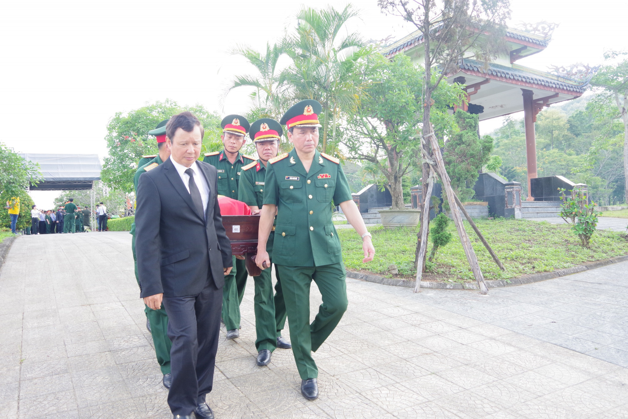 Ông Lê Trường Lưu, Ủy viên Trung ương Đảng, Bí thư Tỉnh ủy Thừa Thiên- Huế cùng các đại biểu đến tham dự lễ tiễn đưa các liệt sĩ về nơi an nghỉ cuối cùng