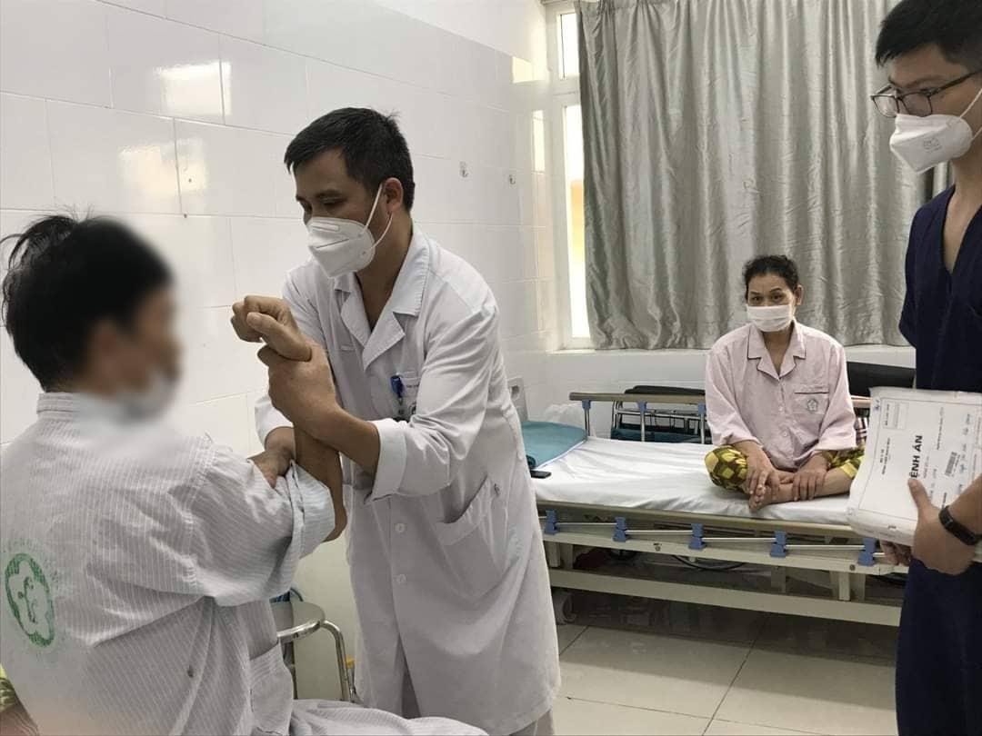 Ths.BS Nguyễn Trung Nguyên kiểm tra sức khỏe của ông N. bị ngộ độc do