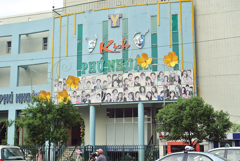 Sân khấu kịch Phú Nhuận là địa điểm giải trí nổi tiếng thập niên 2000