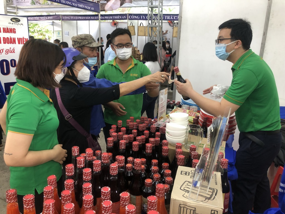Công nhân, người lao động mua sắm tại Phiên chợ nghĩa tình do LĐLĐ TPHCM tổ chức