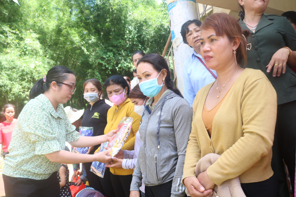 Bà Nguyễn Thị Minh - Chủ tịch Hội LHPN phường Linh Chiểu - tặng áo dài cho chị em. 