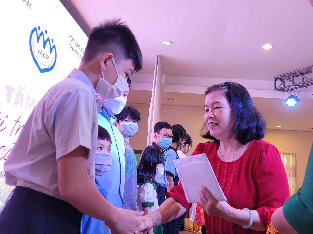  Bà Lê Thị Thu – Nguyên Bộ trưởng – Chủ nhiệm Ủy ban dân số gia đình và trẻ em VN – Nguyên Phó chủ tịch Hội BVQTE Việt Nam trao học bổng cho các trẻ có hoàn cảnh đặc biệt khó khăn