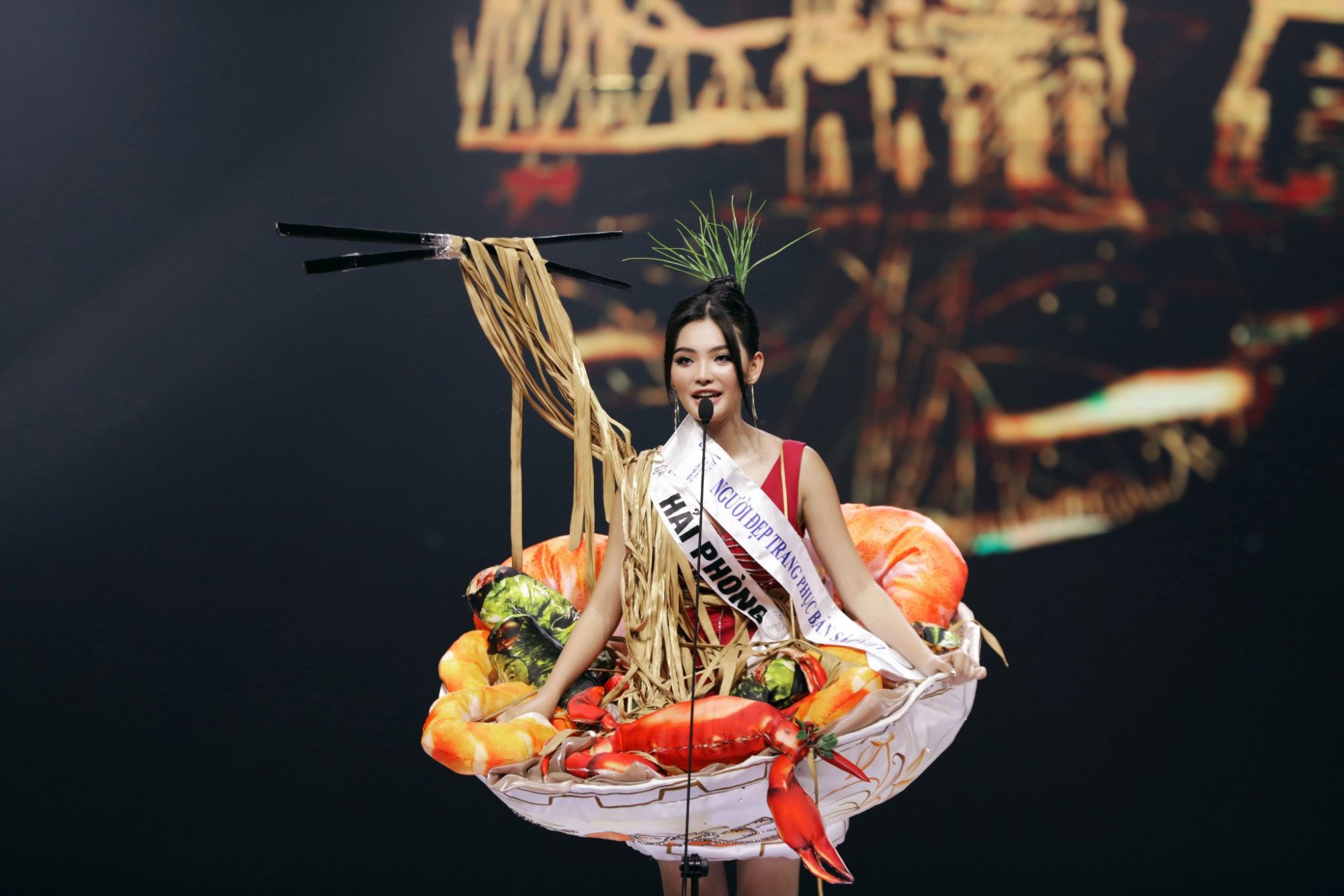 Trần Tuyết Mai được trao giải người đẹp trang phục bản sắc Việt