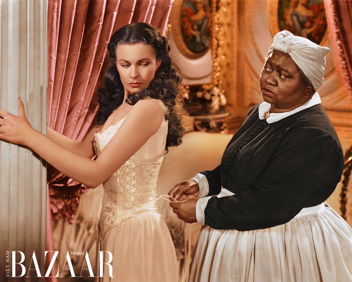 Scarlett O’Hara trong Cuốn theo chiều gió (Vivien Leigh thủ vai) nổi tiếng vì vòng eo con kiến thắt chặt bởi áo corset - Ảnh: Bazaar Vietnam
