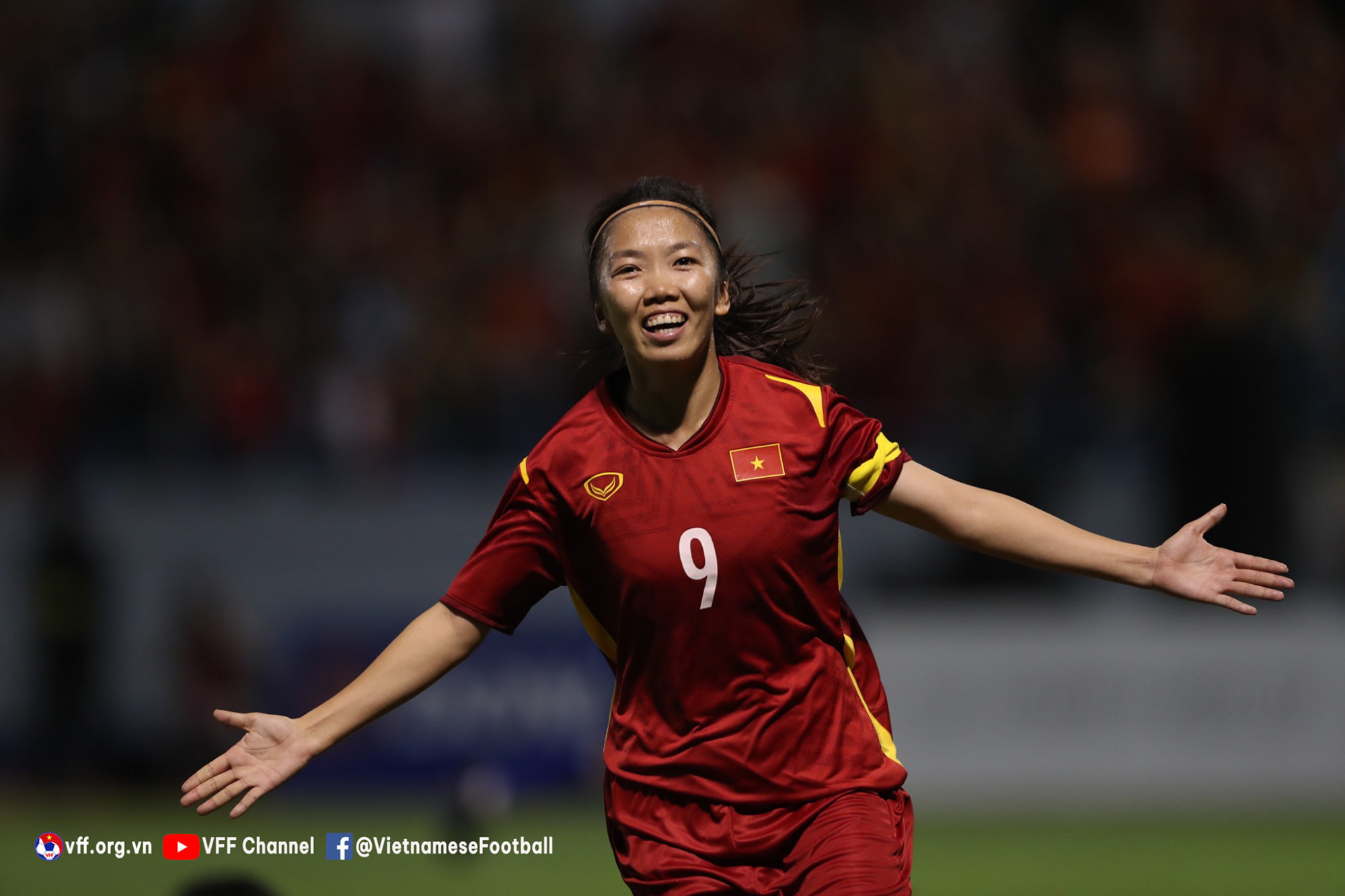 Huỳnh Như trở thành người hùng khi ghi bàn thắng duy nhất hạ gục tuyển nữ Thái Lan. Ảnh: VFF