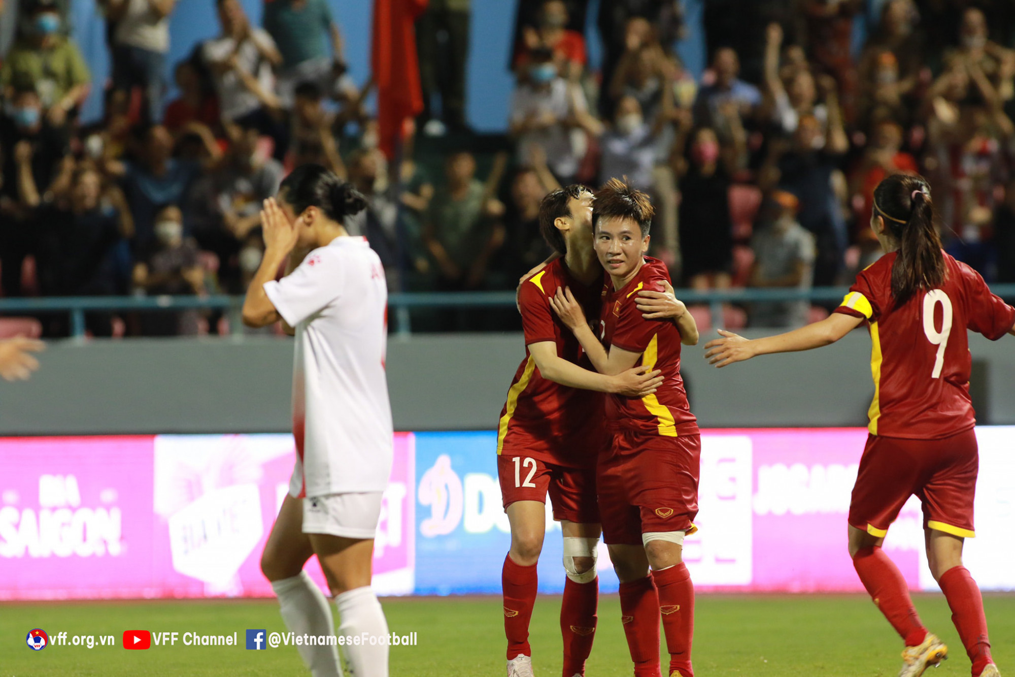 Đúng như dự đoán, vừa vào trận 15 phút, tuyển nữ Việt Nam đã nhận bàn thua đầu tiên. Tuy nhiên, bằng sự kết nốui tuyệt vời cũng như chiến thuật hợp lý, tuyển nữ Việt Nam đã lội ngược dòng thành công với hai bàn thắng của 