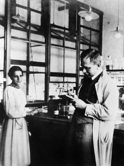 Bà Lise Meitner và ông Otto Hahn trong phòng thí nghiệm vào năm 1912 - Ảnh: Smithsonian Institution/Science Photo Library