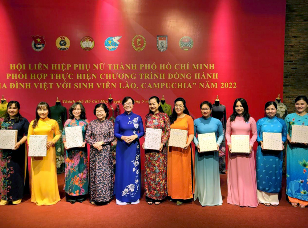 Nguyên Phó Chủ tịch nước Trương Mỹ Hoa và nguyên Chủ tịch HĐND TP.HCM Nguyễn Thị Quyết Tâm (thứ tư và thứ năm từ trái sang) trao tặng những chiếc áo dài đã mặc trong những năm tháng công tác