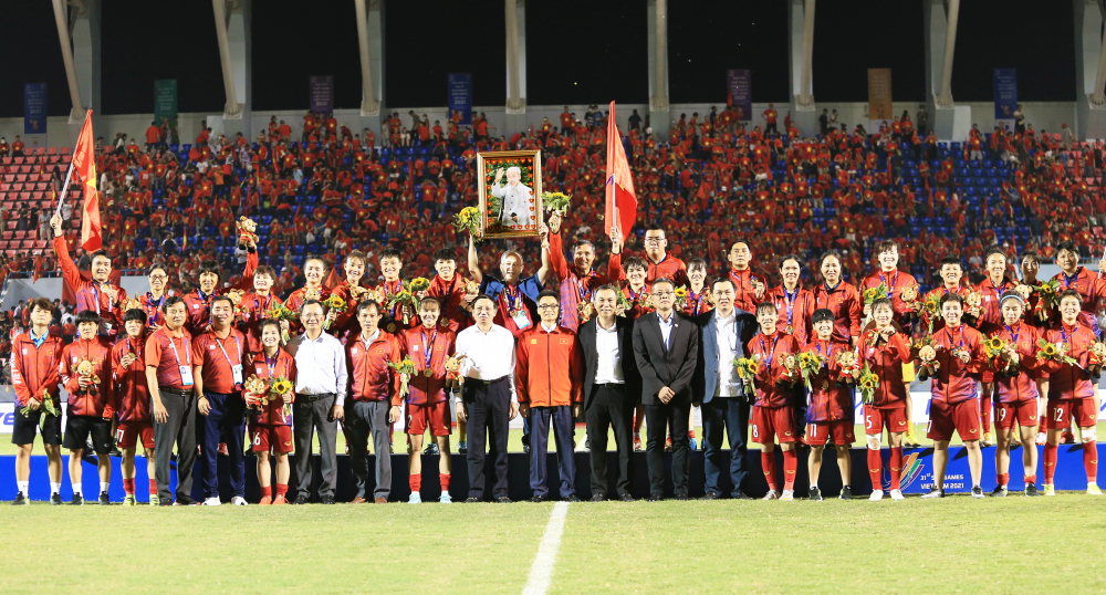 Phó Thủ tướng Vũ Đức Đam (giữa) chụp hình lưu niệm cùng đội tuyển nữ Việt Nam sau trận thắng Thái Lan để lên ngôi vô địch bóng đá nữ SEA Games 31 - ảnh: Bảo Khang