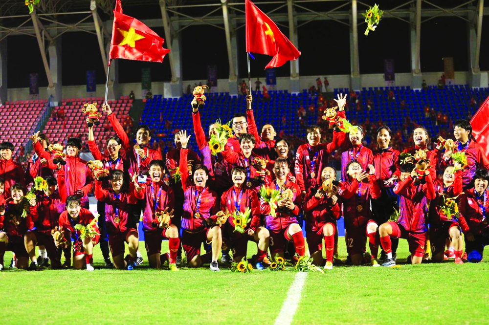 Niềm vui của các “cô gái Vàng” Việt Nam sau khi bảo vệ ngôi Hậu tại SEA Games 31 ẢNH: BẢO KHANG