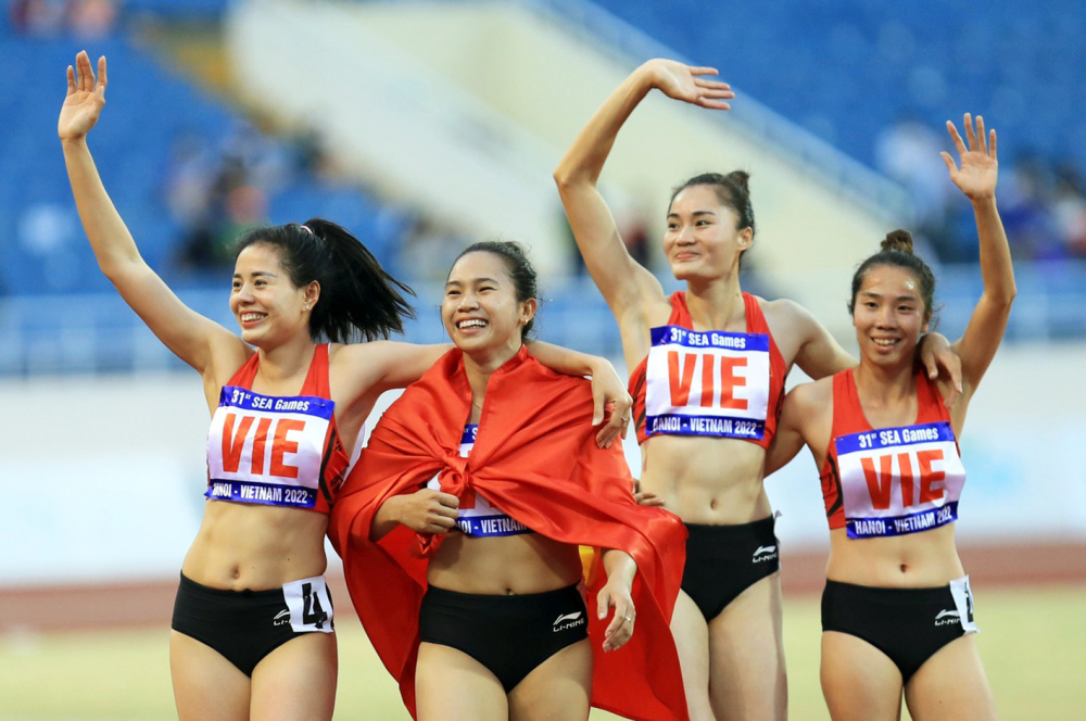 Các nữ vận động viên đội tuyển 4 x 400m tiếp sức giành huy chương vàng với thành tích 3 phút 27 giây 99 - ảnh: Huy HÙng