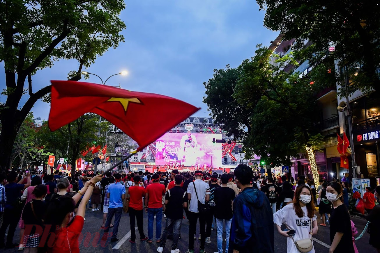 Để đáp ứng nhu cầu của hàng nghìn CĐV , tại quảng trường Đông Kinh Nghĩa Thục, một doanh nghiệp đã lắp màn hình lớn rộng 200 m2 phục vụ người dân xem bóng đá từ ngày 19/5, khi U23 Việt Nam giành quyền vào chơi trận chung kết. 