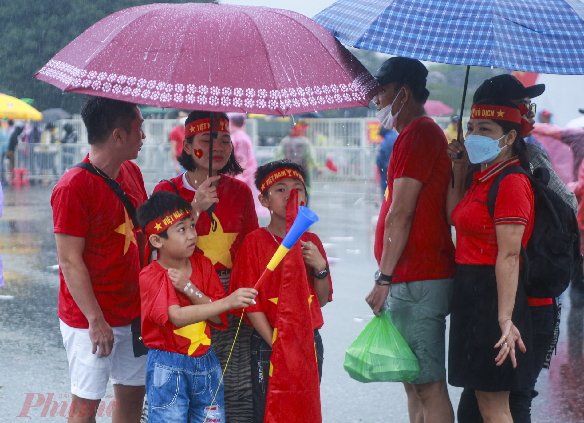 Anh Mạnh Hùng cũng gia đình đã có mặt tại SVĐ Mỹ Đình để cổ vũ cho đội tuyển U23 Việt Nam. Anh Hùng cho biết:' Dù mưa lớn nhưng gia đình tôi vẫn đội mưa tới sân lúc 15h. Hồi hộp mong chờ một trận thắng của đội tuyển Việt Nam trong hôm nay'