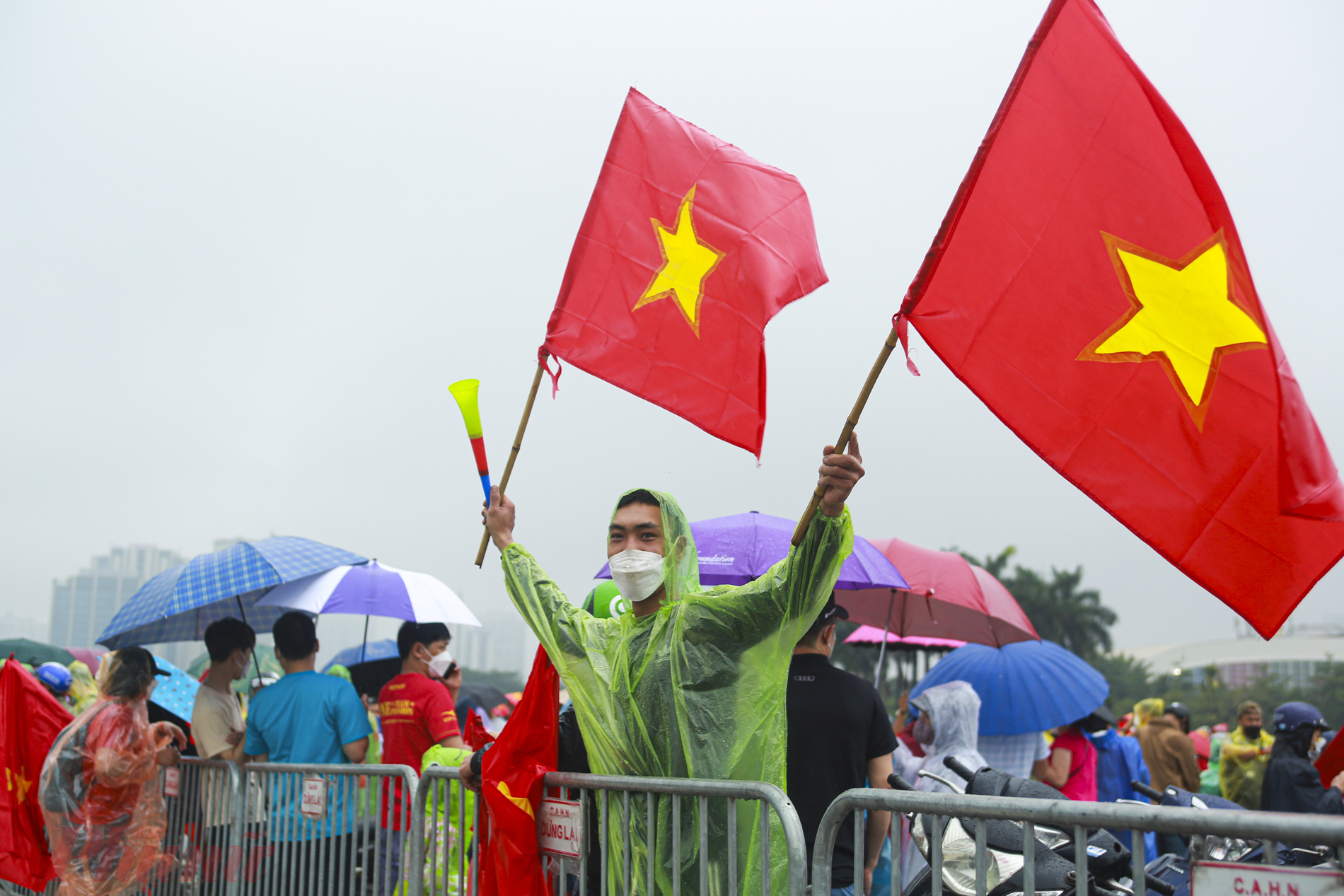 Nhiều cổ động viên khẳng định sẽ cổ vũ đội tuyển Việt Nam đến cùng, bất chấp thời tiết.