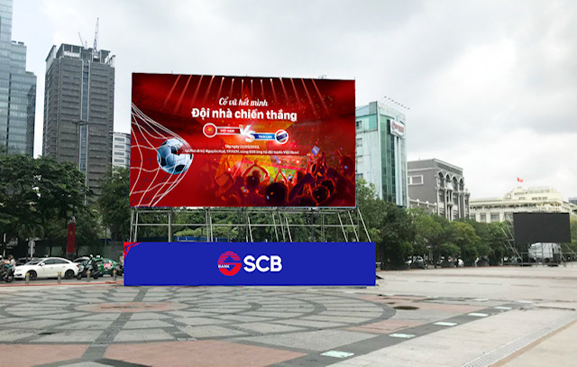 SCB tài trợ màn hình LED trên phố đi bộ Nguyễn Huệ phục vụ người hâm mộ xem trận chung kết bóng đá nam Việt Nam – Thái Lan tại SEA Games 31