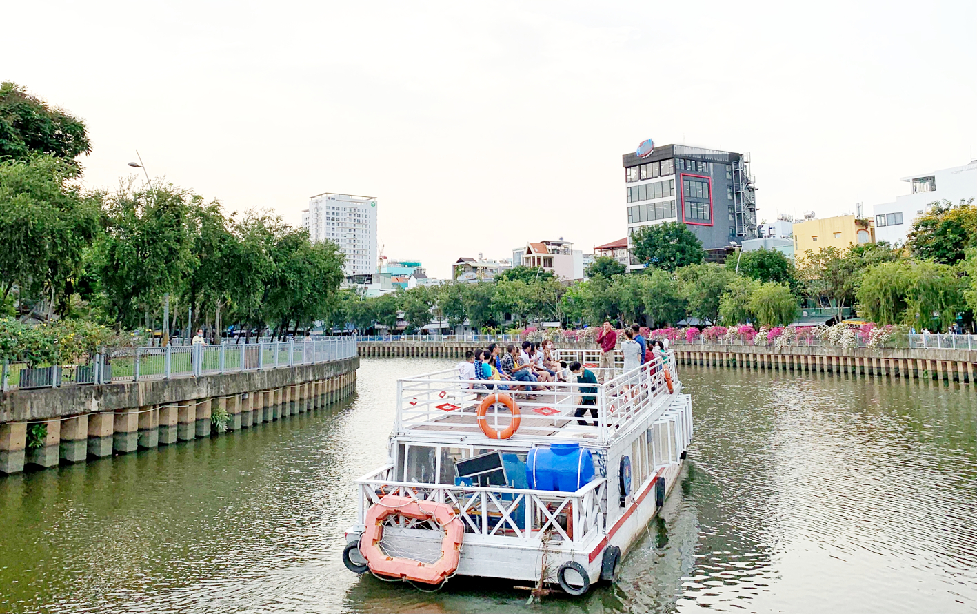 Tuyến du lịch đường thủy trên kênh Nhiêu Lộc - Thị Nghè hiện đang mất khách vì bến đón trả khách không được mở phục vụ nước uống, nhà vệ sinh - ẢNH: P.T.