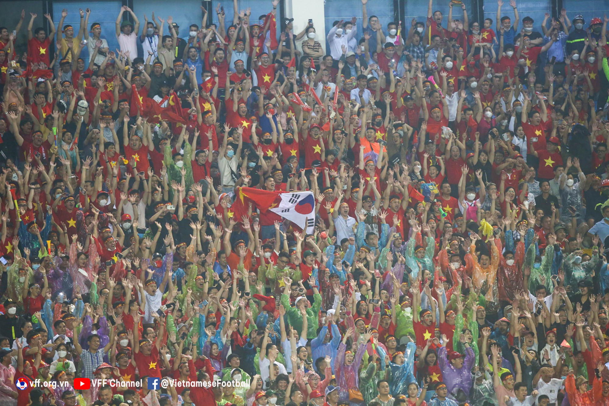 Cổ động viên Việt Nam tạo được bầu không khí tuyệt vời trên sân vận động Mỹ Đình - Ảnh: VFF