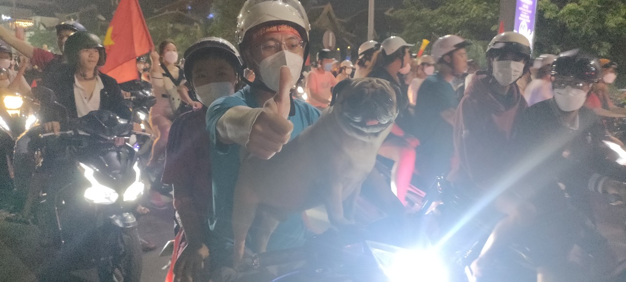 Kể cả thú cưng cũng được đưa đi ra đường để cổ cùng cổ vũ chức mừng đội tuyển U23 Việt Nam chiến thắng