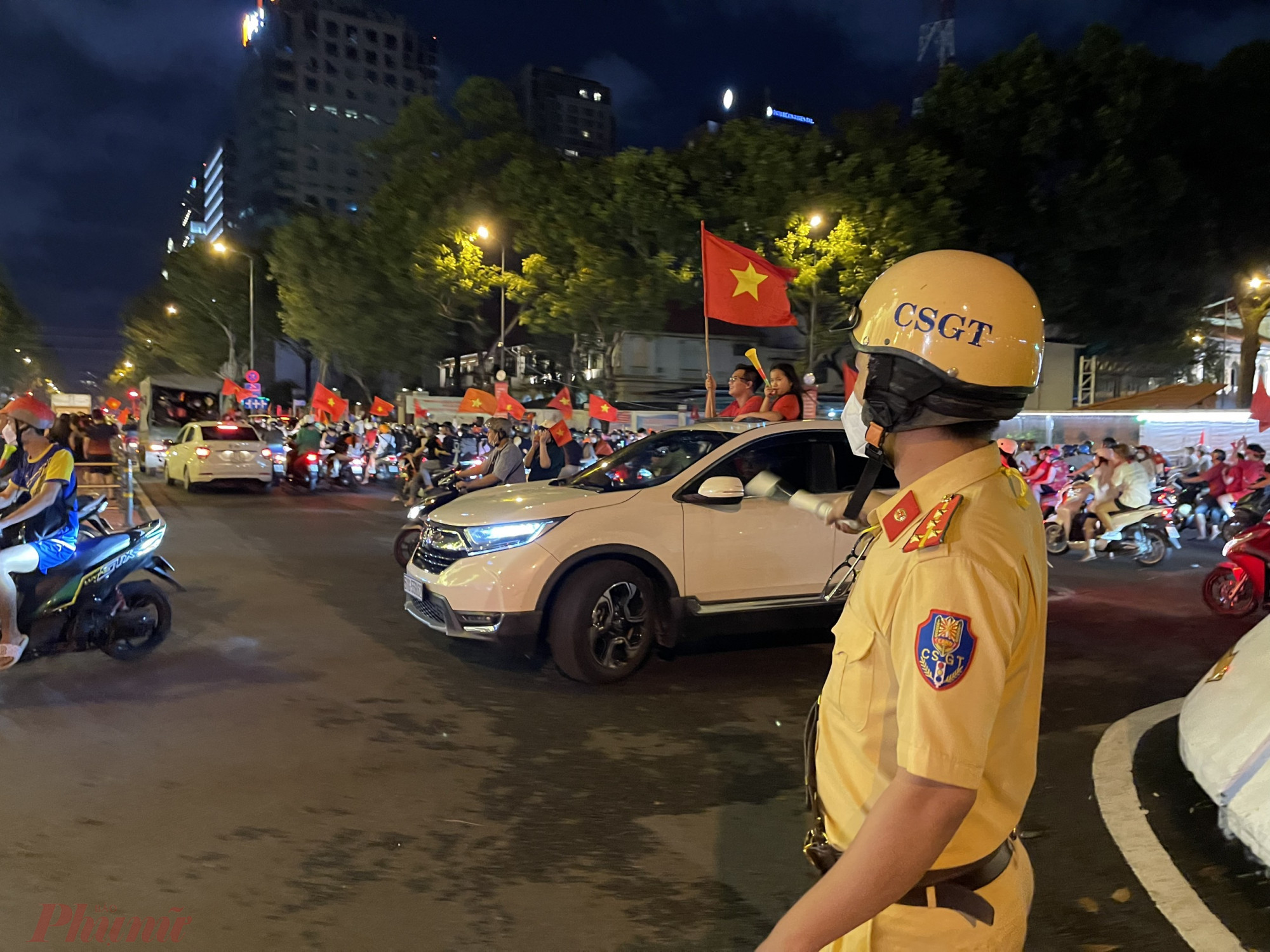 Lực lượng CSGT căng mình điều tiết giao thông trong đêm đi bão của người dân TPHCM mừng U23 Việt Nam vô địch SeaGames