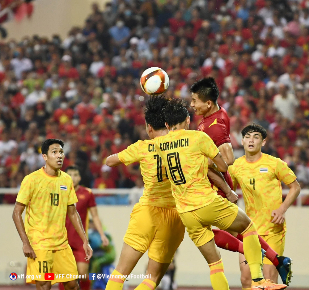 Pha bật cao đánh đầu của Nhâm Mạnh Dũng là đã giúp U23 Việt Nam giữ vững ngôi vô địch - Ảnh: VFF