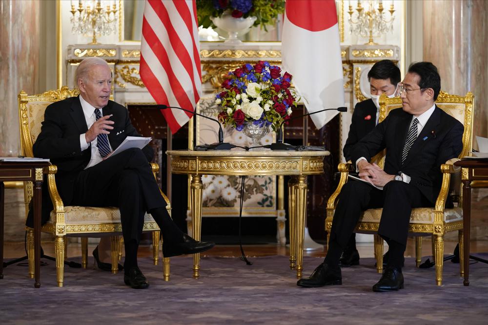Tổng thống Mỹ Joe Biden (trái) nói chuyện với Thủ tướng Nhật Bản Fumio Kishida trong cuộc gặp song phương tại Cung điện Akasaka vào sáng 23/5